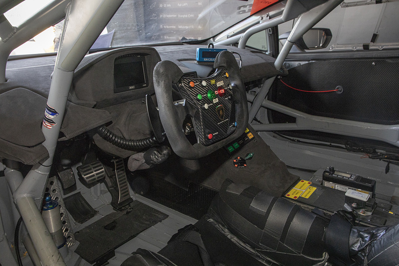 車内の様子。パワステは付いているがエアコンはないので、気温が高いときのレースではクールスーツなどを使用する