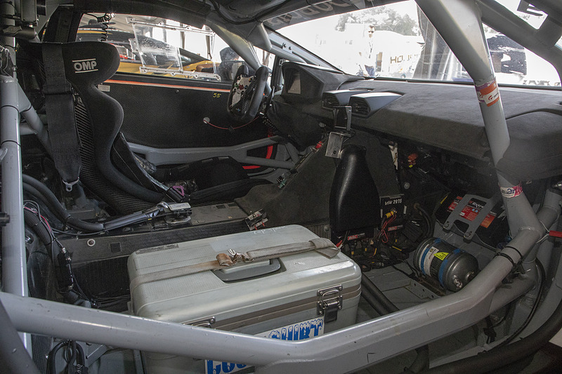 車内の様子。パワステは付いているがエアコンはないので、気温が高いときのレースではクールスーツなどを使用する