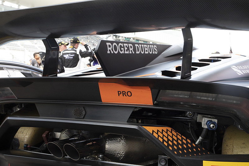 クルマの仕様は各クラスとも同一なので、クラスの見分けは車両後方にあるステッカーのみ。ちなみにに「PRO-AM」はプロドライバーとアマチュアドライバーがチームを組むクラスのこと