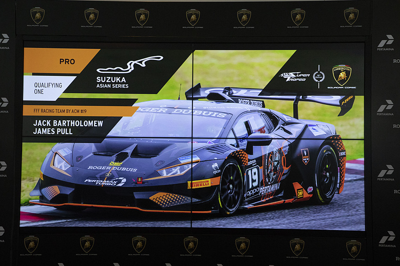 フリン氏のプレゼンのあとは、土曜日に行なわれた各クラスの予選で1位を取ったドライバーがステージ上で紹介された