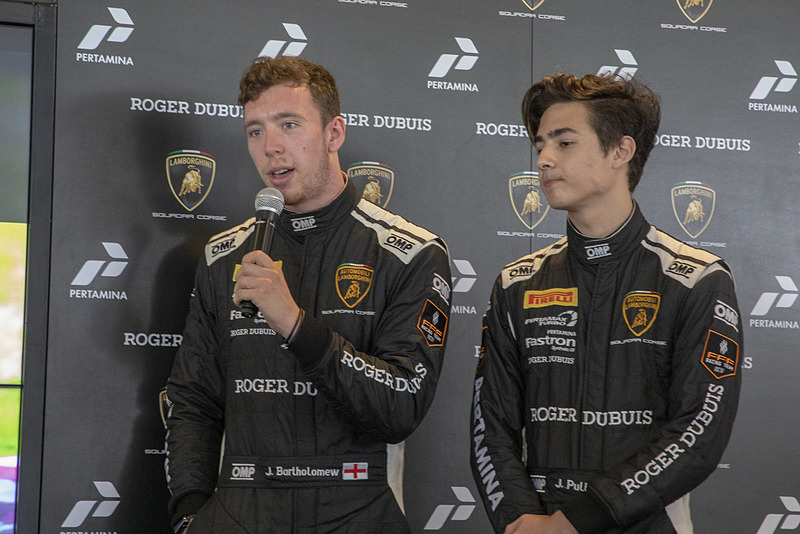 こちらはPROクラス ＃19のジャック・バーソロミュー選手（左）とジェームス・プル選手（右）