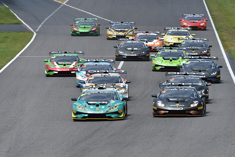 レース1のスタート。トラブルもなくPRO-AMの＃38がトップでクリアする