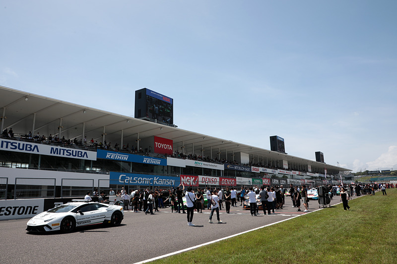 7月1日に行なわれたレース2。予選上位は＃98、＃63、＃19と並ぶ。レース1優勝の＃2も4位に付ける