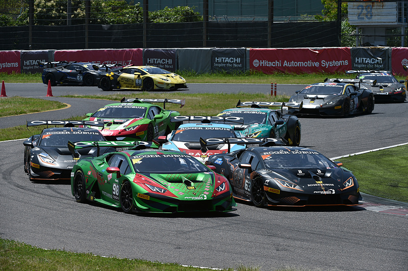 ローリングスタート前のシケイン。アウト側がポールの＃98だが、ピットアウト後のスピンでクラッシュし、リタイアしている