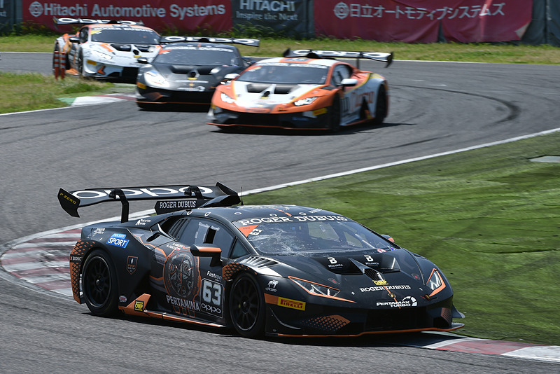 レース2優勝は、予選2位スタートの＃63。後方では＃11と＃19、そして＃33が僅差のバトルを繰り広げている