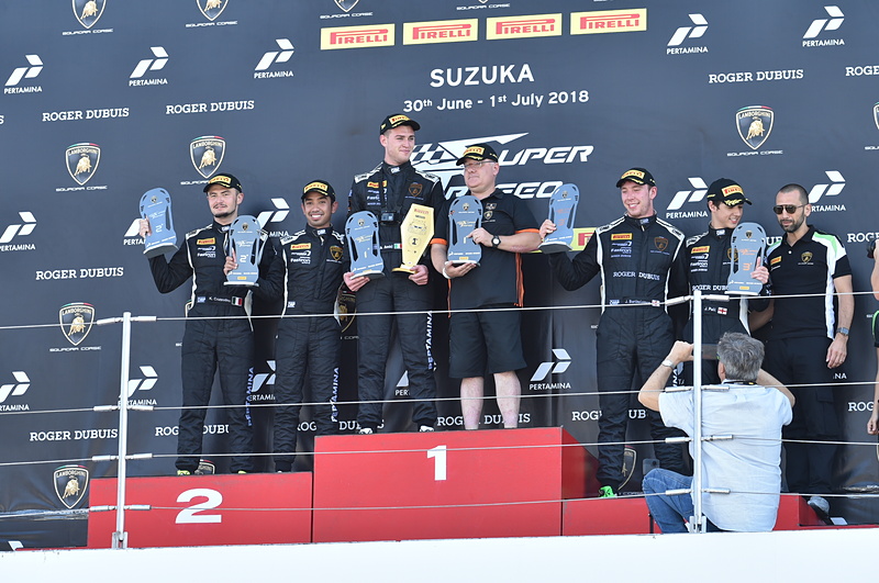 レース2の表彰台。優勝は＃63のアミーチ/ヤノス組。2位は＃11 コッツォリーノ/ヤジッド組。3位は＃19 バーソロミュー/プル組