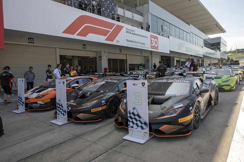 レース2の表彰台。優勝は＃63のアミーチ/ヤノス組。2位は＃11 コッツォリーノ/ヤジッド組。3位は＃19 バーソロミュー/プル組