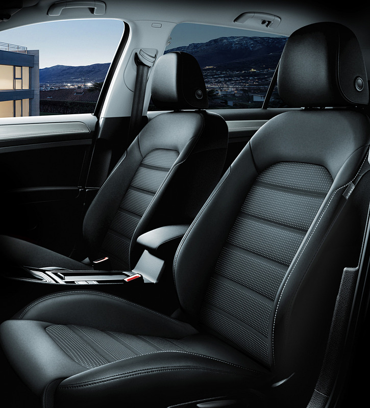 「インテリアアンビエントライト」「レザーシート」などを採用するインテリア