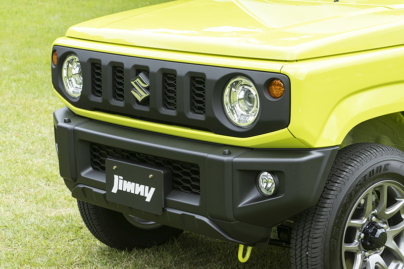 グリルやバンパーに無塗装パーツを採用。ヘッドライトウォッシャーはXCのみ標準装備