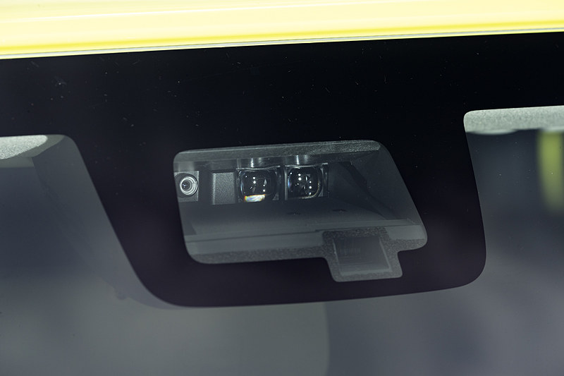 フロントウィンドウ上部に単眼カメラとレーザーレーダーを配置