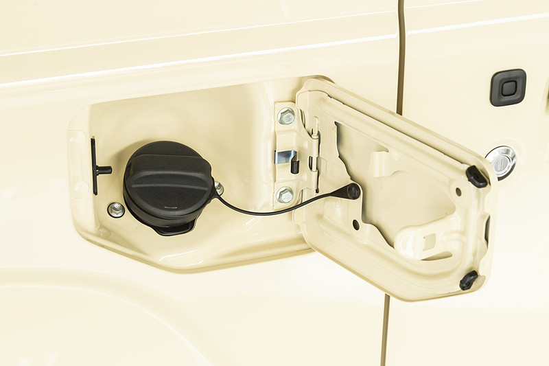 ガソリンは無鉛レギュラー仕様。燃料タンク容量は40L。このモデルのボディカラーは「シフォンアイボリーメタリック」