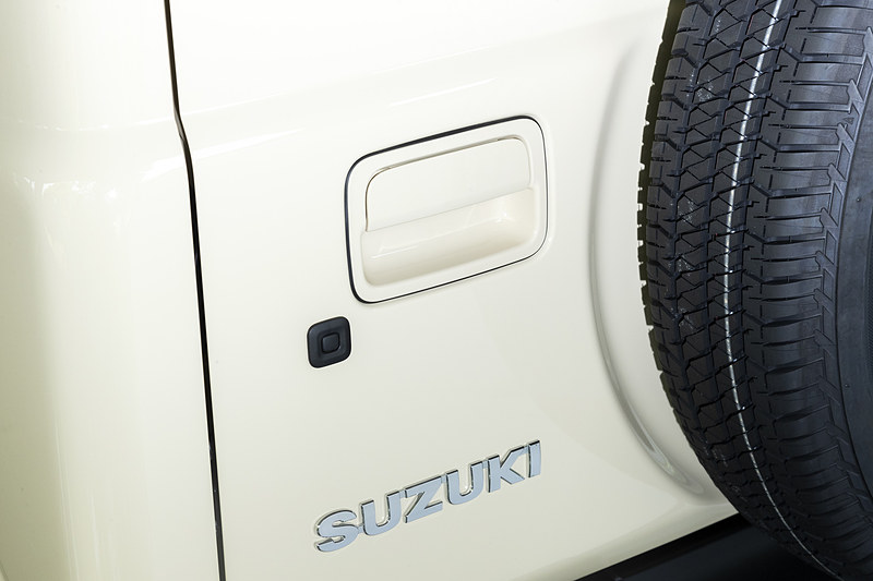 バックドアのハンドルとドアロック解除用のリクエストボタン