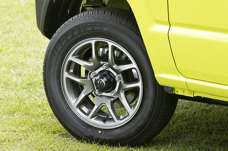 タイヤサイズは175/80 R16。撮影車両はブリヂストンのOE向けとなるデューラーH/T 684IIを装着。XCのみアルミホイールが標準