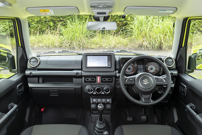 水平基調のインパネは立体感のある造形。インテリアカラーはブラックのみ