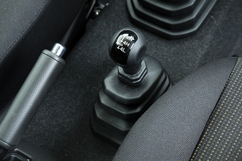 シフトレバー後方にトランスファーレバーを配置