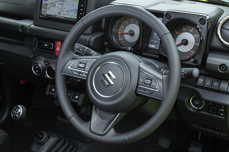 XCは本革巻ステアリングを装備