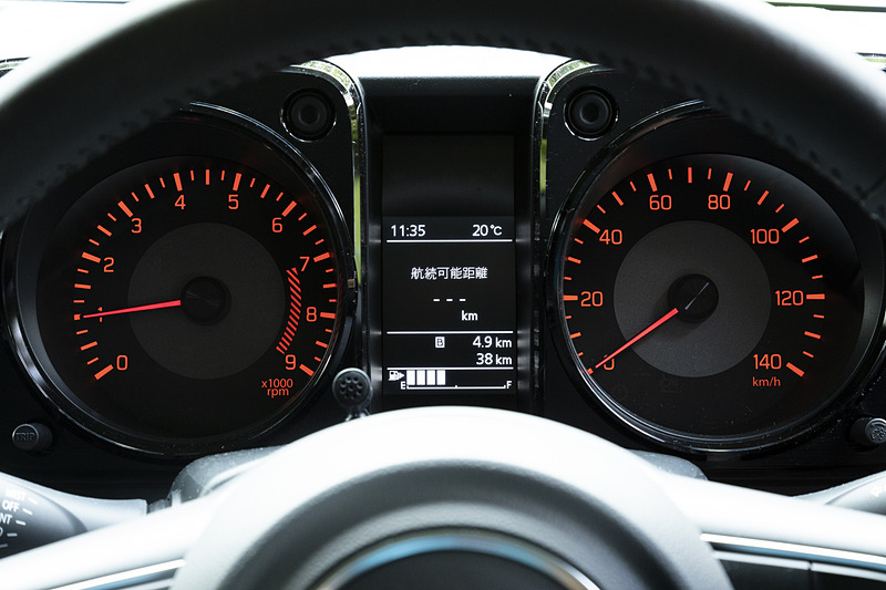 シンプルで視認性のいいメーターパネル。中央にマルチインフォメーションディスプレイを装備
