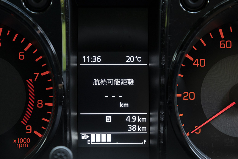 マルチインフォメーションディスプレイには燃費、航続距離、外気温度などを表示可能。ただし、スズキ セーフティ サポートの有無で表示できる項目は異なる