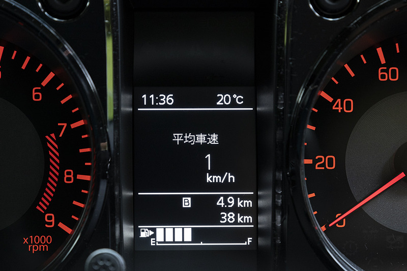マルチインフォメーションディスプレイには燃費、航続距離、外気温度などを表示可能。ただし、スズキ セーフティ サポートの有無で表示できる項目は異なる