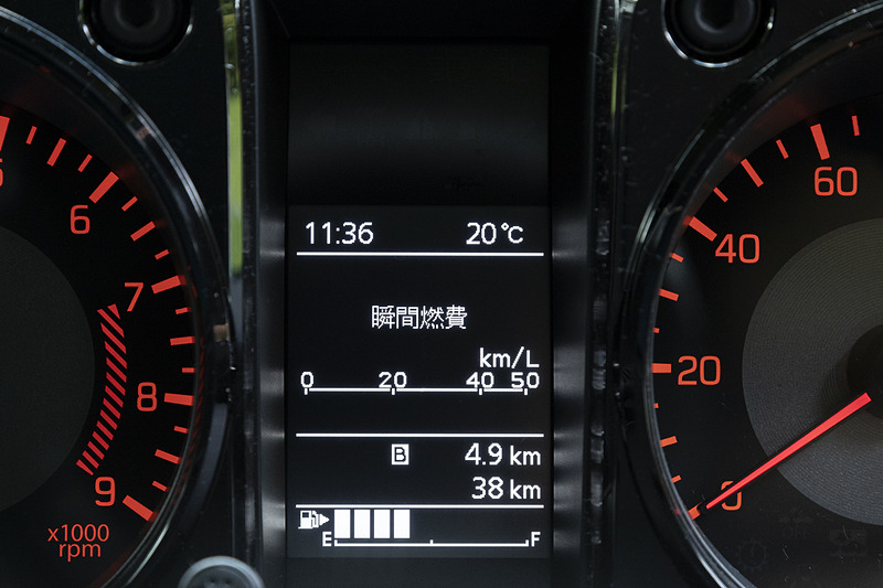 マルチインフォメーションディスプレイには燃費、航続距離、外気温度などを表示可能。ただし、スズキ セーフティ サポートの有無で表示できる項目は異なる