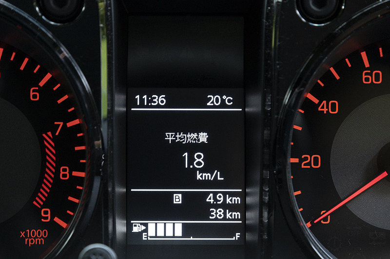 マルチインフォメーションディスプレイには燃費、航続距離、外気温度などを表示可能。ただし、スズキ セーフティ サポートの有無で表示できる項目は異なる