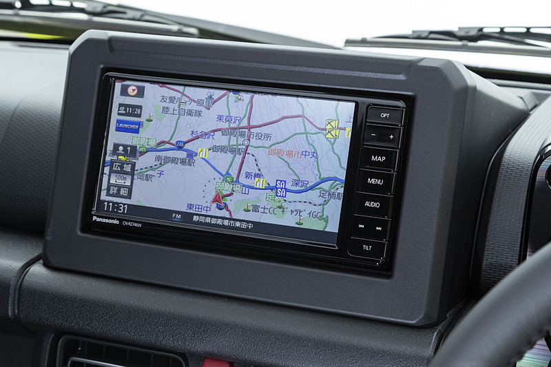 フロント2スピーカーのみ装着となるオーディオレス仕様が標準。DINスペースはワイド2DIN対応