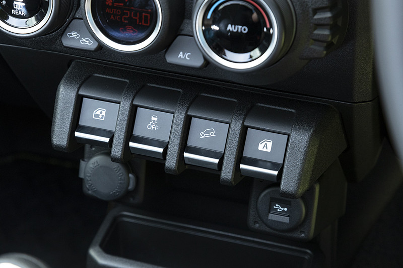 パワーウィンドウのスイッチはインパネ中央に配置。グローブ装着時にも操作しやすい大型のスイッチを採用している