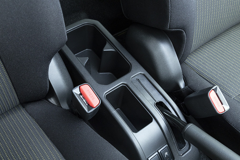 センターコンソール後方にカップホルダーを装備
