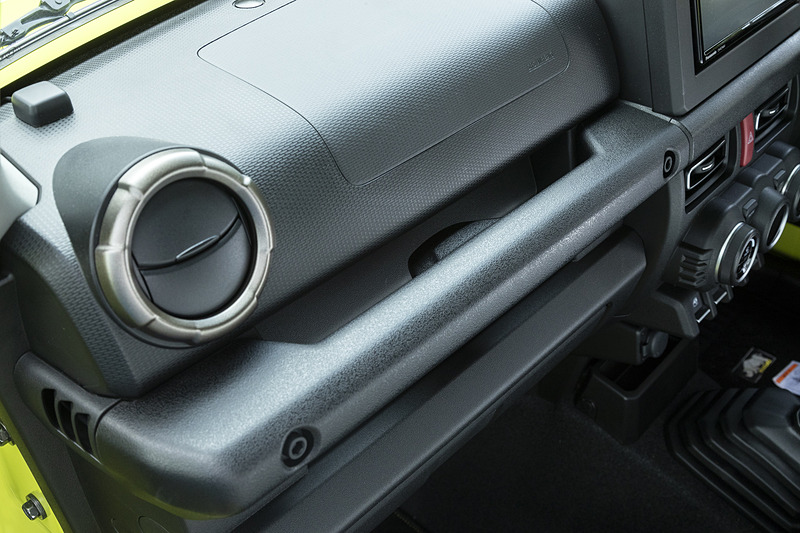 助手席前にグリップが用意されるのは本格派4WDならでは