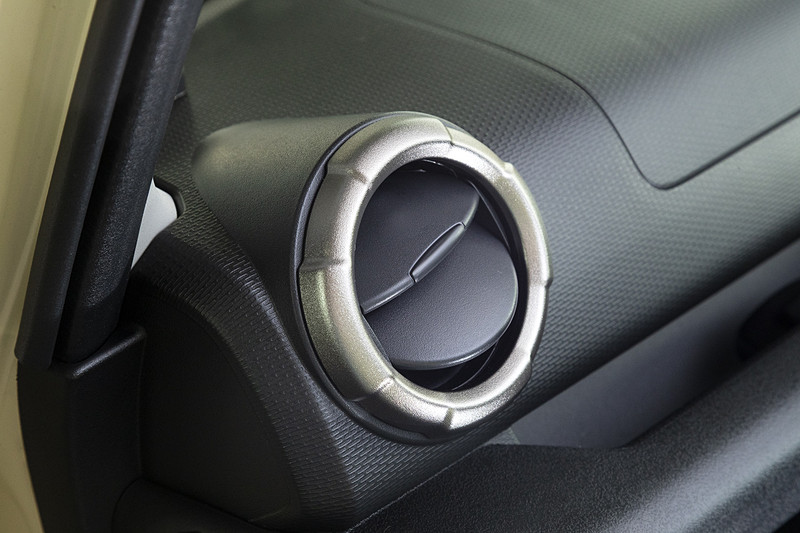 機能部品には金属調の加飾が施されている