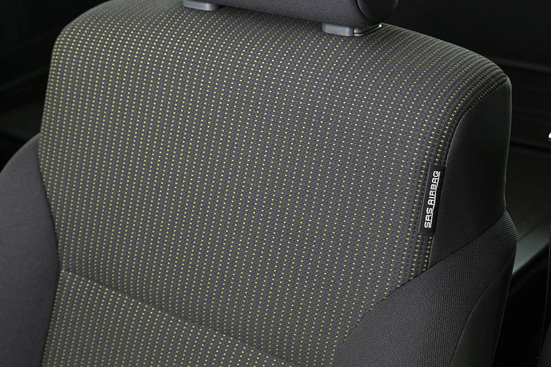 ドットパターンのシート表皮を採用。XL以上には撥水加工が施される