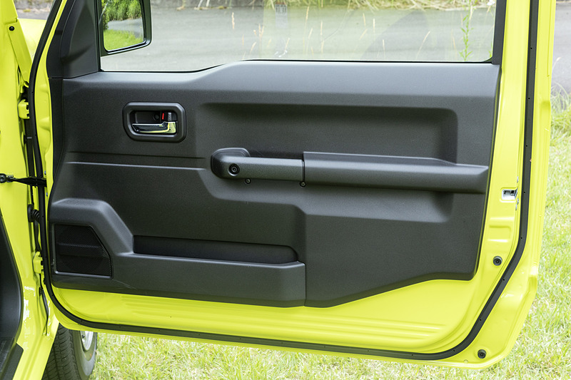 ドアトリムも水平基調のデザイン