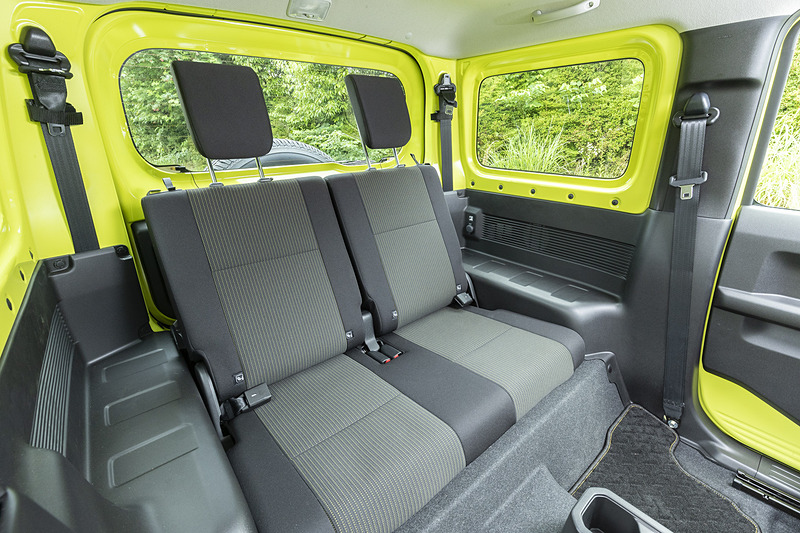 ヘッドレストもXL以上で採用