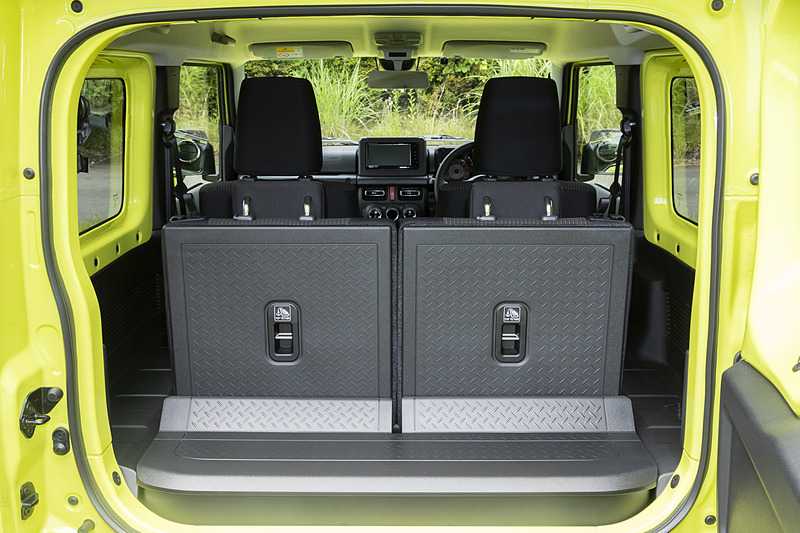 XL以上のリアシートは5:5の分割可倒式