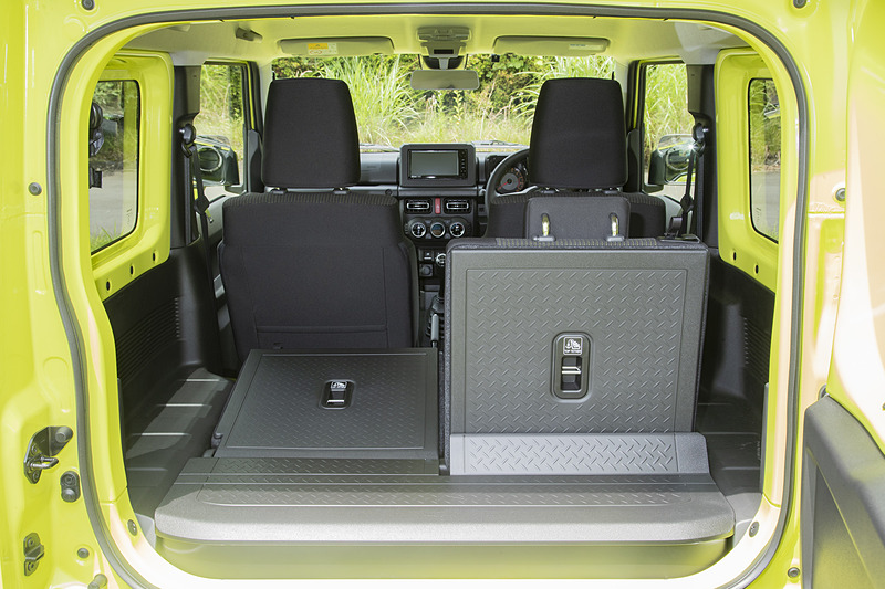 XL以上のリアシートは5:5の分割可倒式