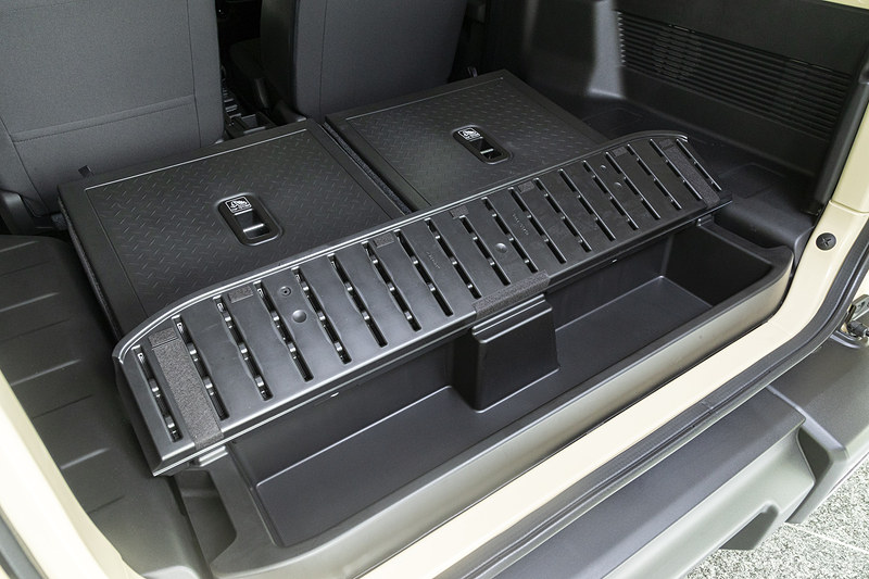 XL以上にはラゲッジボックスを装備