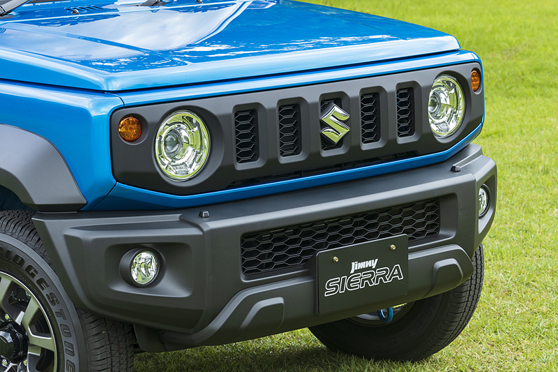 こちらもバンパーとグリルは無塗装