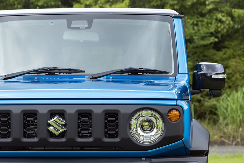 側面もルーフまでほぼ垂直に立ち上がっている。これによりヘッドクリアランスが改善している