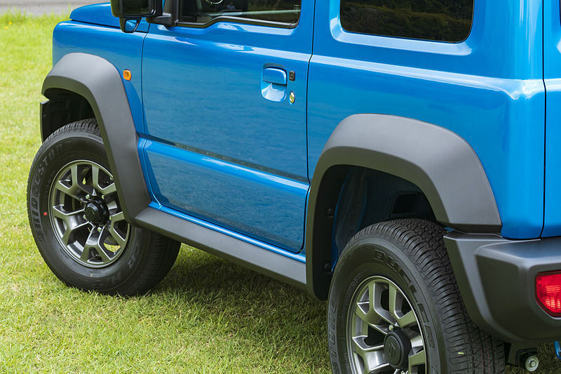 オーバーフェンダーとサイドアンダーガーニッシュはジムニーシエラの特徴。どちらも無塗装となる