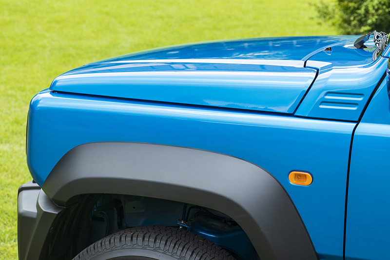 ジムニーならではのクラムシェルフード。スリット状の造形は歴代ジムニーのオマージュ