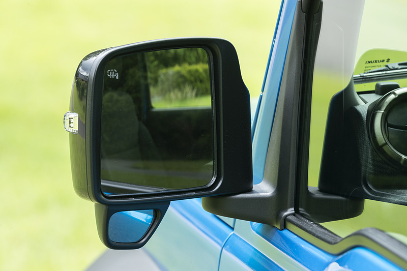 ミラー下部にはサイドアンダーミラーを装備