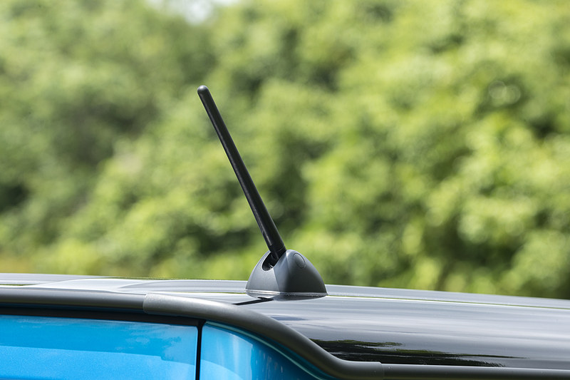 ショートタイプのロッドアンテナをボディ後部に装備