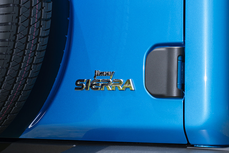 バックドアヒンジ横に車名バッヂが付く