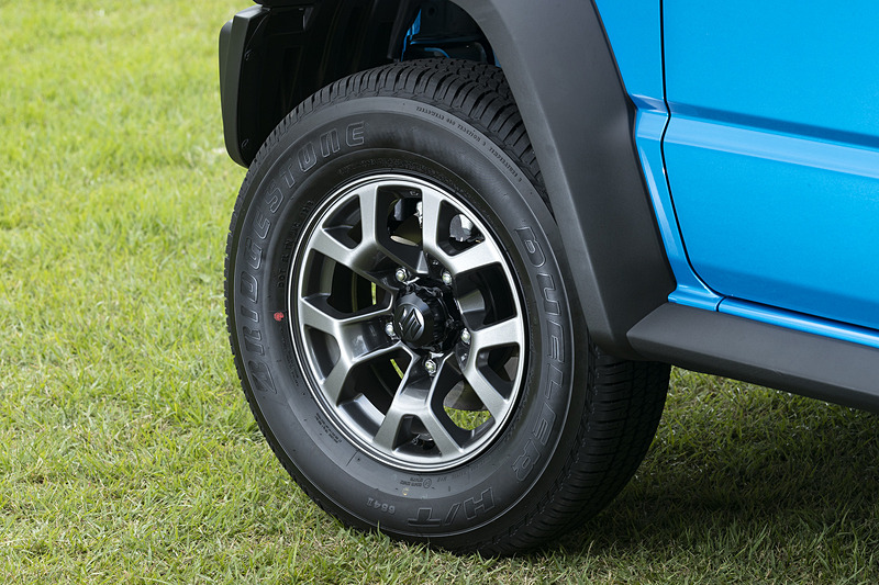 タイヤはジムニーと同じくデューラーH/T 684IIで、サイズは195/80 R15。ホイールは5穴タイプでJCのみアルミホイールが標準となる