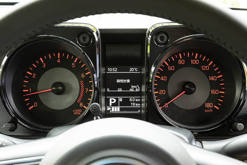 メーターパネルも共通のデザインだが、レッドゾーン数値が異なる