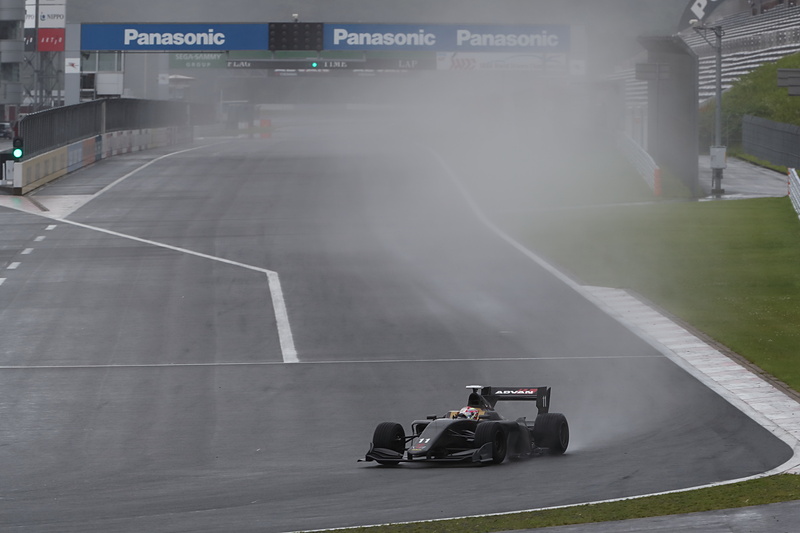 水しぶきを上げながら1コーナーに飛び込むSF19