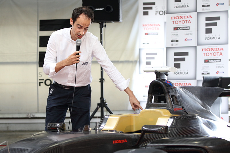 SF19について説明するダラーラアウトモビリのSF19プロジェクトリーダー ファビオ・グリッパ氏