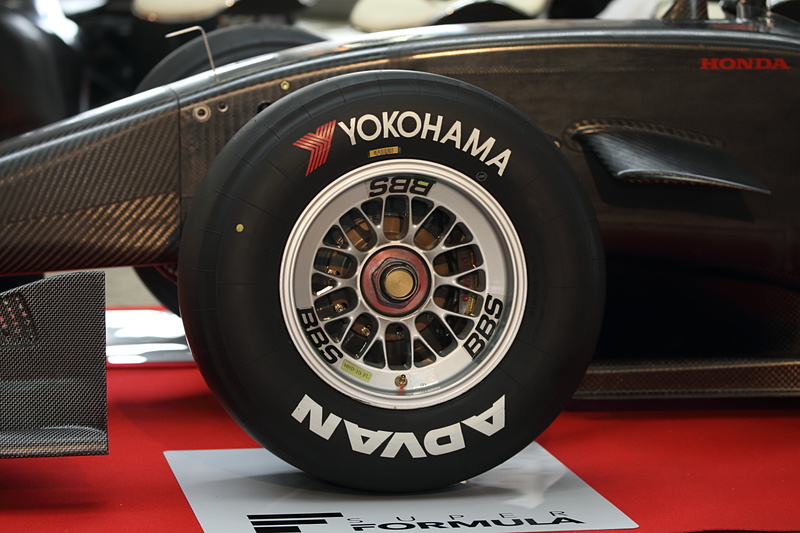 スリックタイヤをはいた展示車両のフロントタイヤ