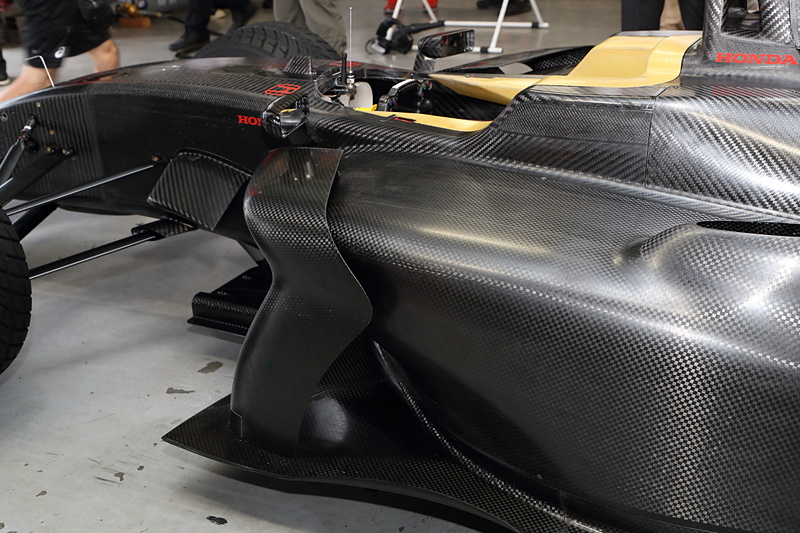 サイドポンツーンと、その前方に重ねるように配置されたシャーシウィング