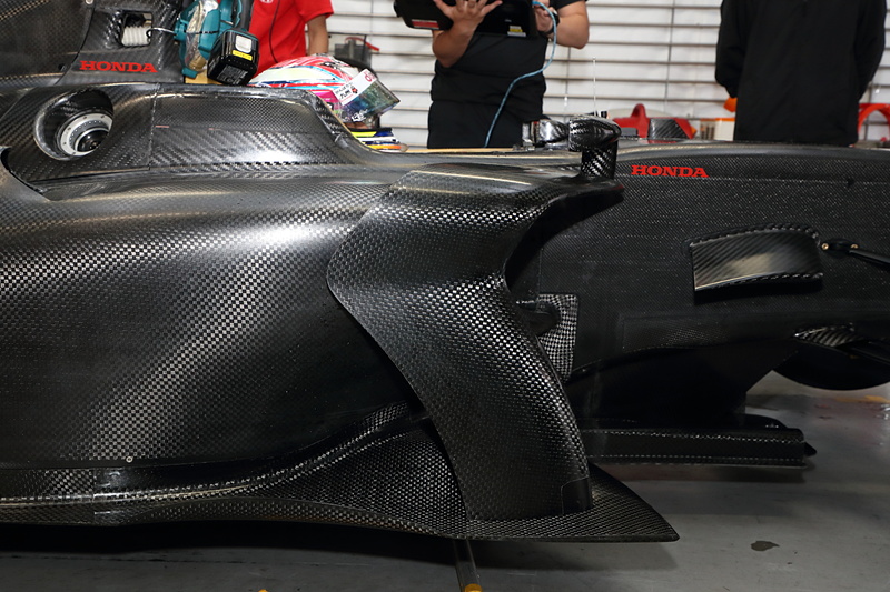 サイドポンツーンと、その前方に重ねるように配置されたシャーシウィング